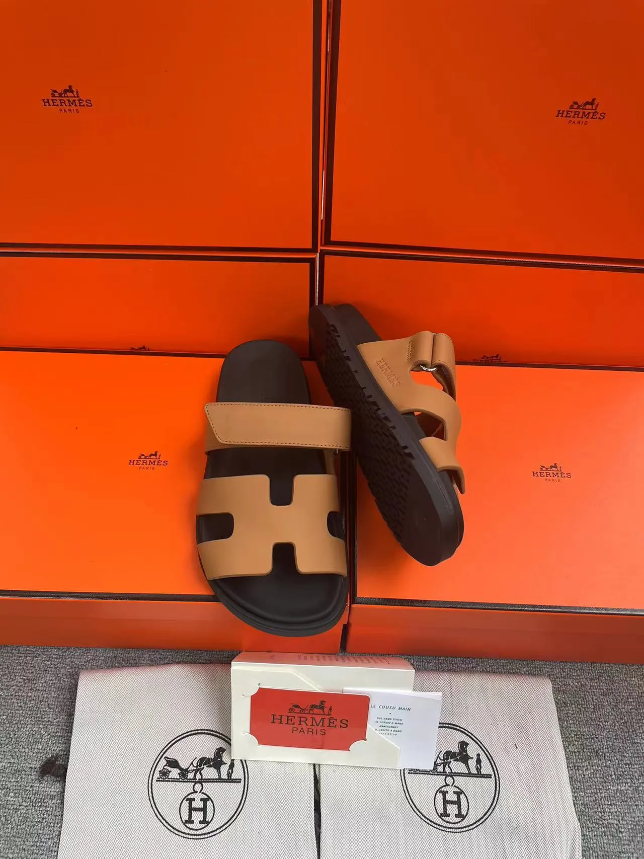 👟👟Ex-factory price 480👟👟, H HERMES is the same style for men and women, the couple's second uncle shoes that have become very popular recently - sandals, paired with various colorful socks, very trendy ✅Upper: imported mixed sheepskin and deerskin ✅Inner: imported mixed sheepskin ✅Outsole: Tpu non-slip and wear-resistant outsole ✅Size: women's 35-42. Male 38-46